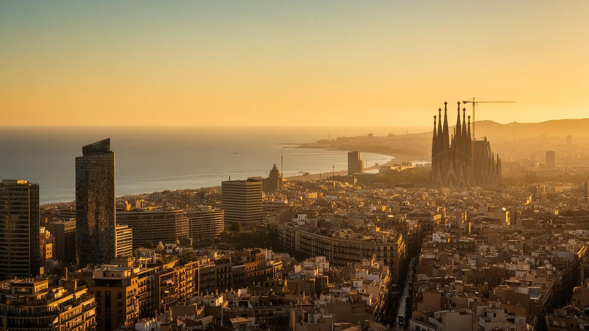 Barcelona ao pôr do sol com vista para o Mediterrâneo
