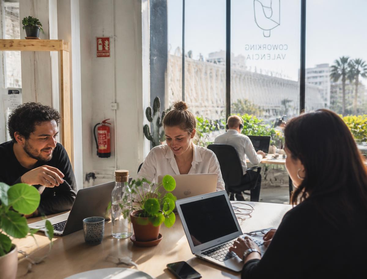 Profissionais remotos trabalhando em espaço de coworking na Espanha