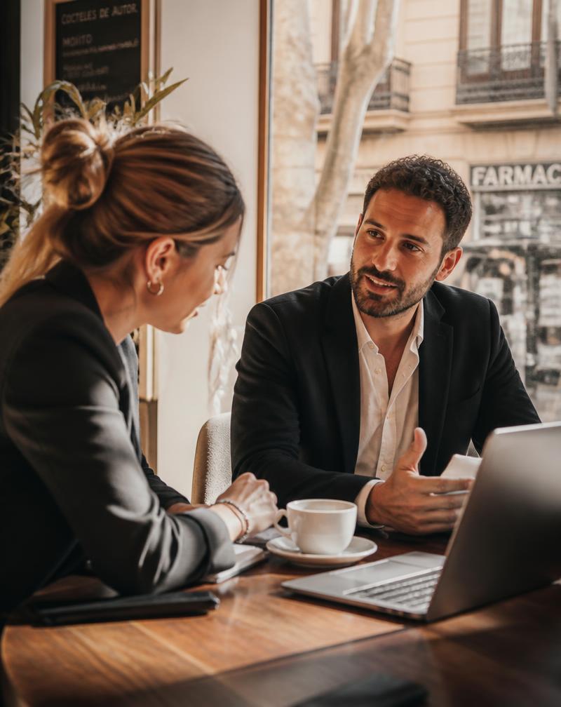 Reunião de diagnóstico entre consultor e cliente sobre o visto de nômade digital